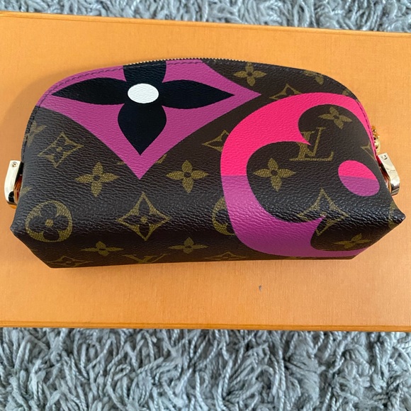 SOLD. Authentic LV cosmetic pouch from the Game on Collection! ♠️ ❤️ - Picture 8 of 10